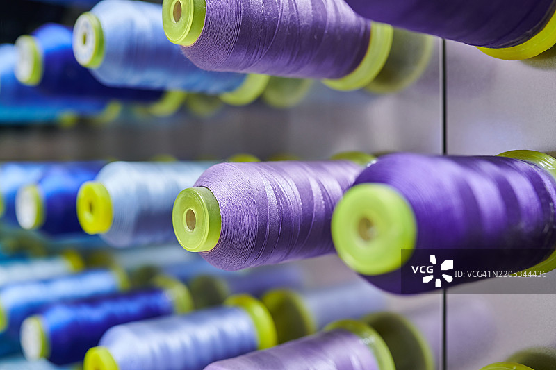 紫色和浅蓝色到蓝色的渐变系列纱线背景图片素材