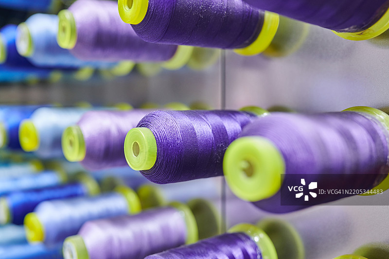 紫色和浅蓝色到蓝色的渐变系列纱线背景图片素材