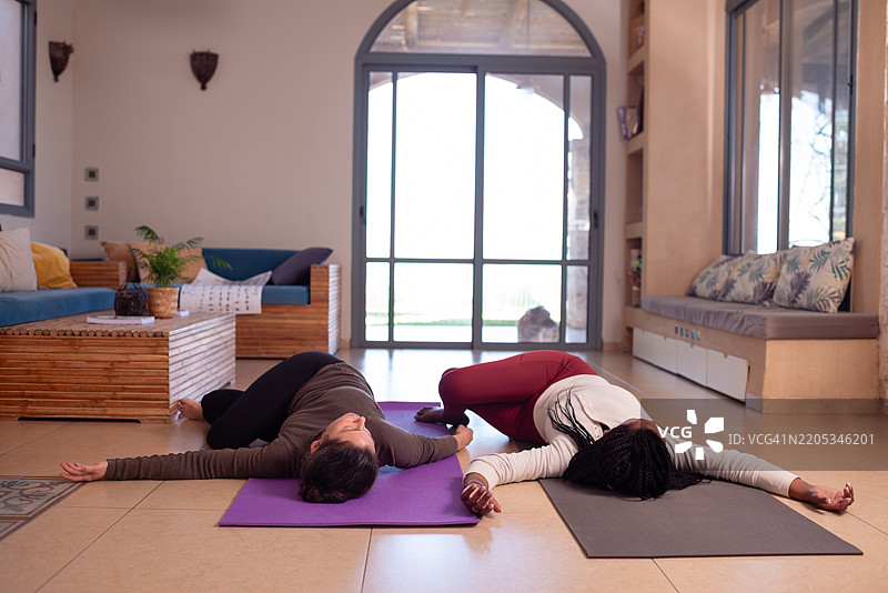 温和的脊柱扭转瑜伽姿势以放松身心。图片素材