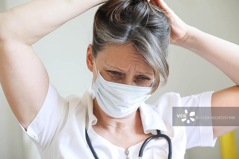 佩戴口罩的专业医生图片素材