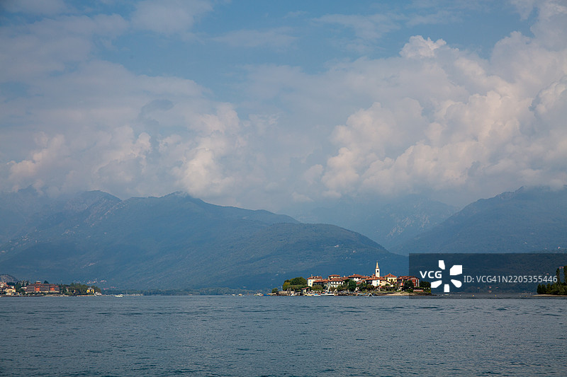 从斯特雷萨向北俯瞰马焦雷湖和博罗梅奥群岛的景色图片素材