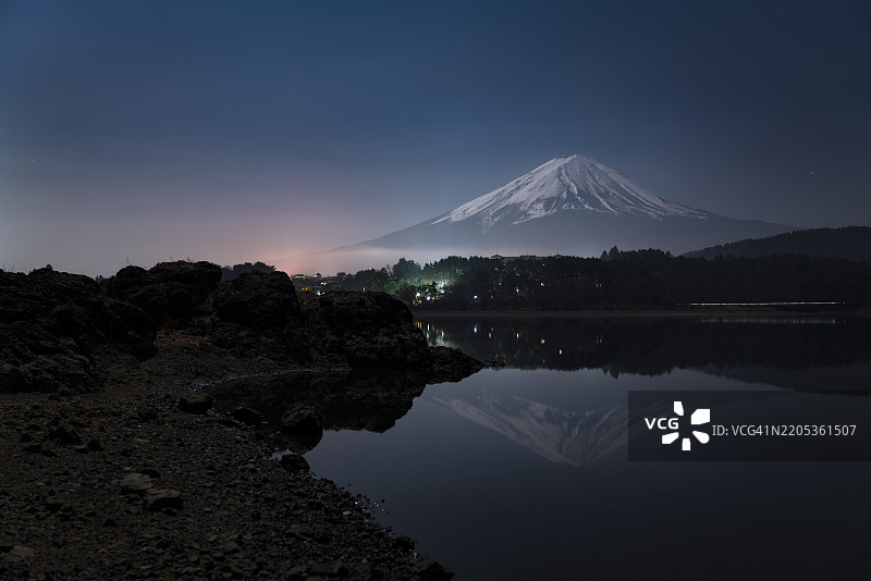 夜晚富士山倒映在河口湖中图片素材