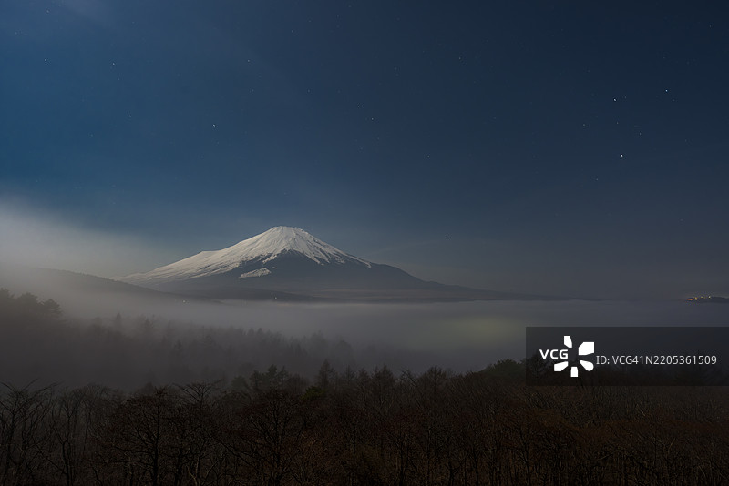 月光照耀下的云海中的富士山图片素材