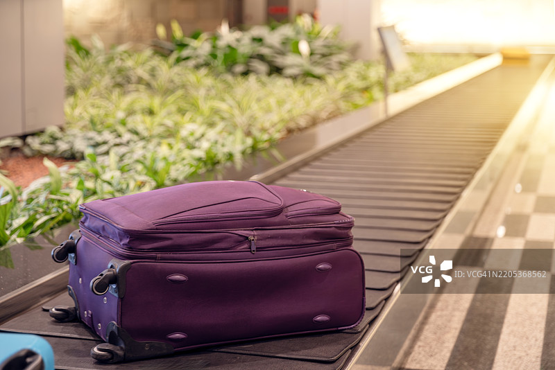 机场传送带上的行李。图片素材