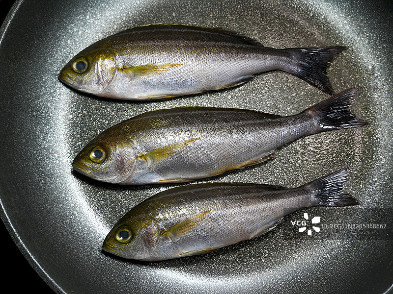 鸡肉咕噜：平底锅里的伊萨吉鱼图片素材