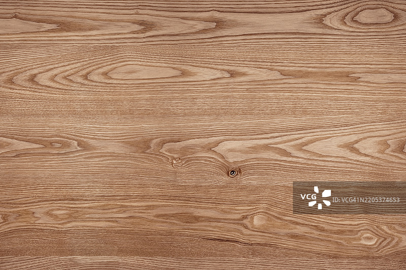 优雅的胶合板作为高档背景。带裂纹的浅色木桌。木材纹理背景。具有自然色彩和图案的木质表面。图片素材