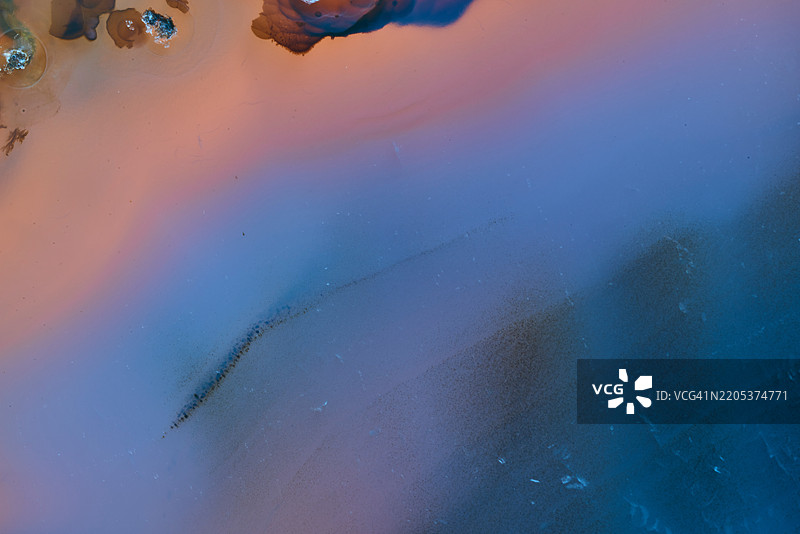 惊人的带状玛瑙水晶横截面切割，孤立反射。自然光透射的玛瑙水晶表面，抽象结构矿石切片特写。图片素材