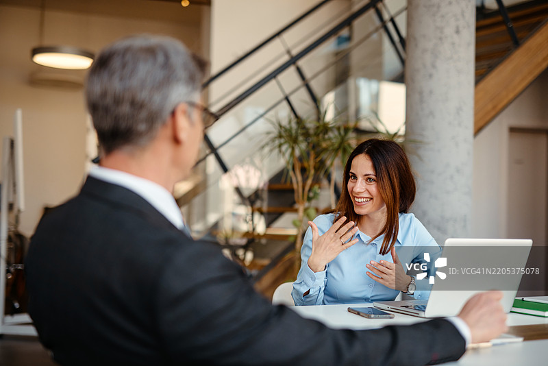 女商人在办公室与男商人讨论图片素材