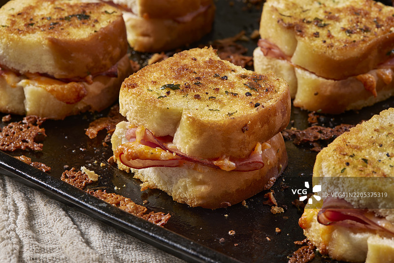 准备时尚迷你烤奶酪火腿三明治图片素材
