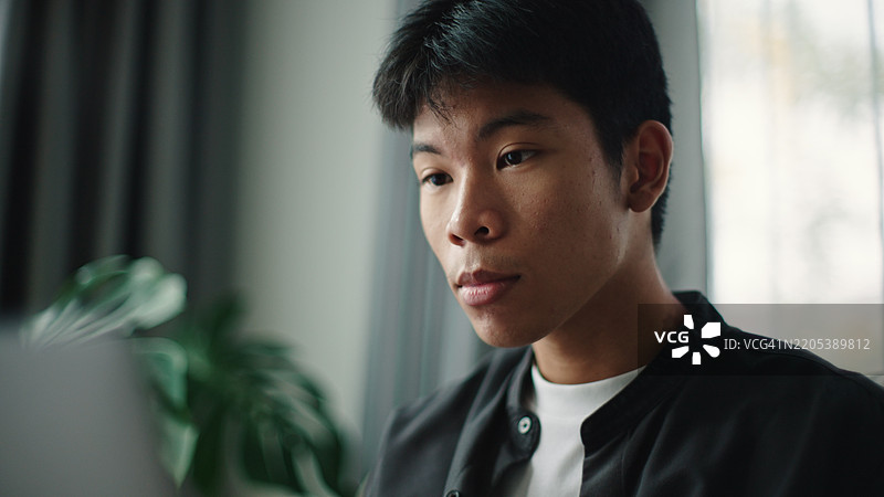 青少年使用笔记本电脑。图片素材