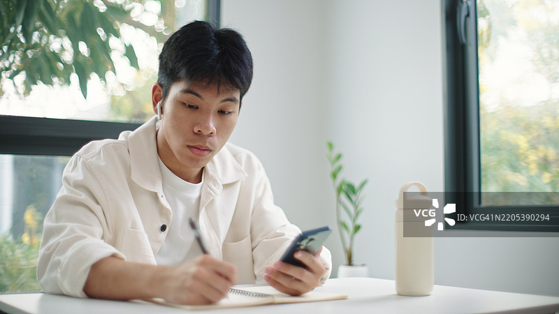 青少年使用人工智能语音助手进行学习。图片素材