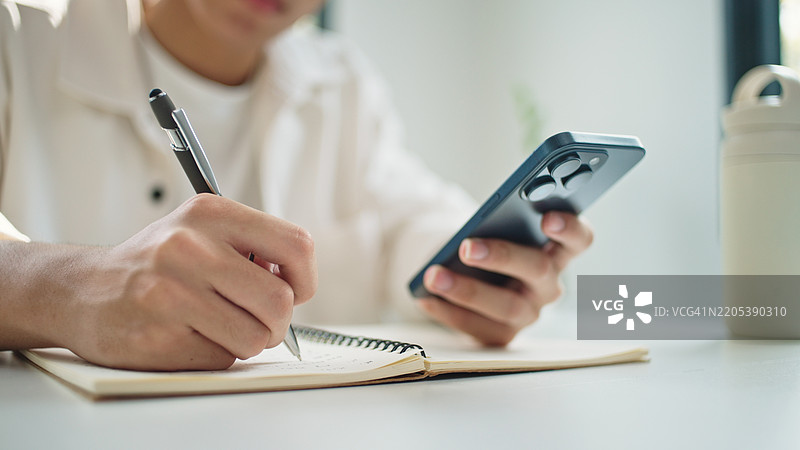 青少年使用人工智能语音助手进行学习。图片素材