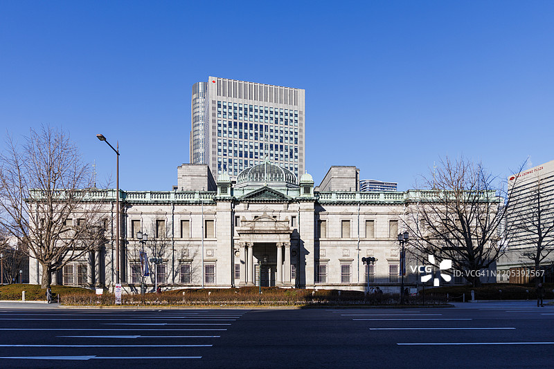 日本银行大阪分行的旧建筑是一座历史悠久的建筑，位于中之岛，蓝天映衬下显得格外美丽。图片素材