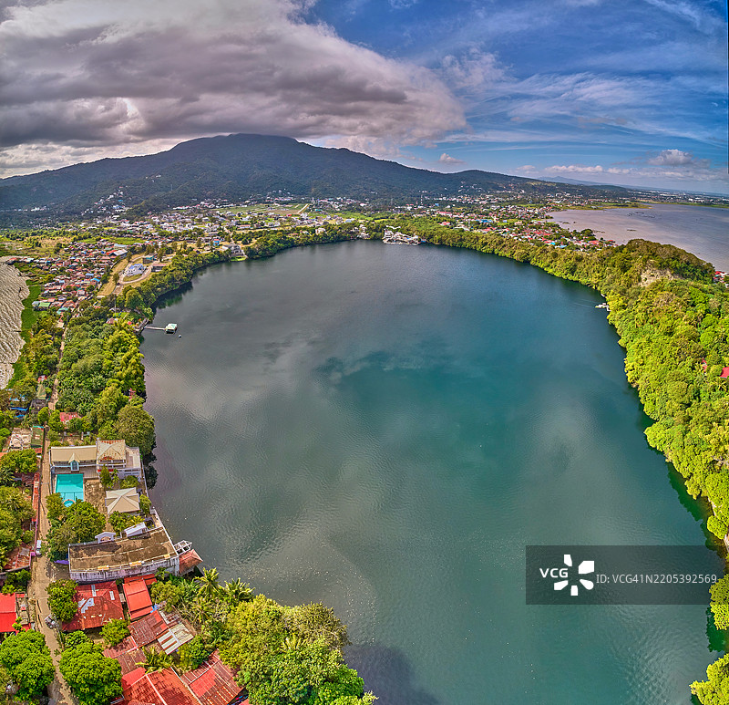 全景视角的椭圆形鳄鱼湖，背景是马基林山。图片素材