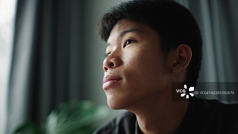 青少年在沙发上放松。图片素材