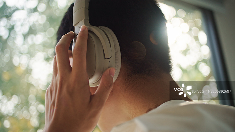 年轻人享受听音乐。图片素材