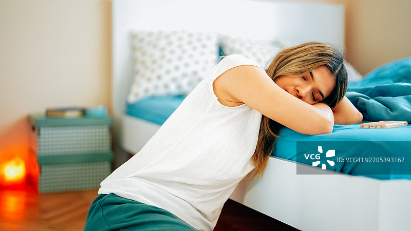 在家感到失望的女人，因为被人放鸽子。图片素材