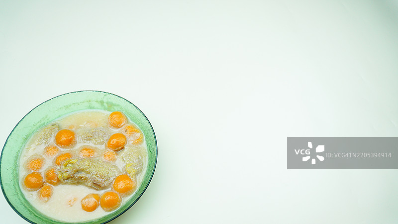 碗里的甜粥和甜薯球汤图片素材