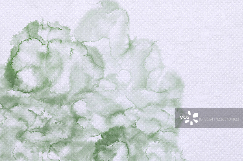 一幅绿色和白色的画作，背景是绿色的叶子。图片素材