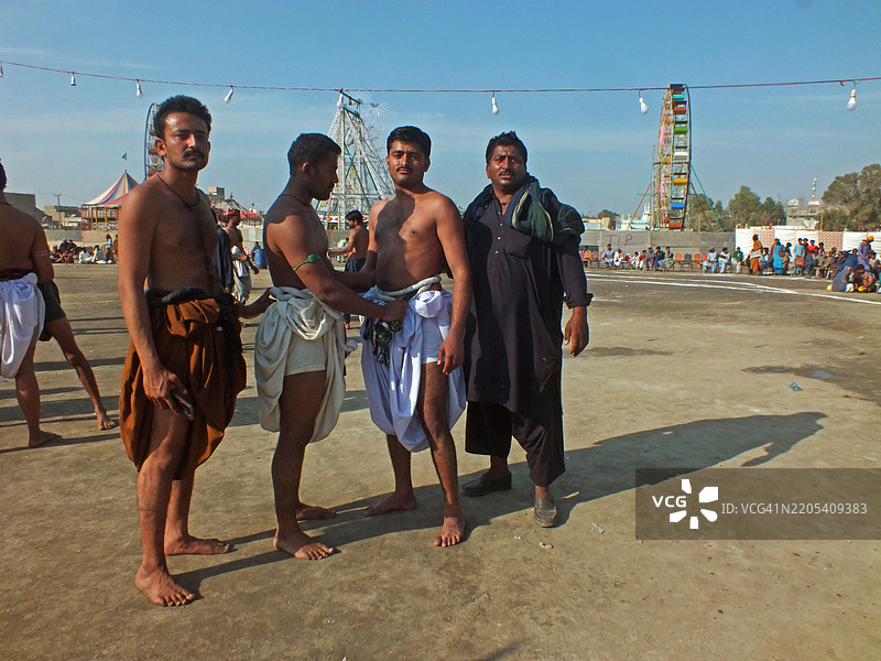 传统摔跤比赛MALAKHRO正在进行中。图片素材