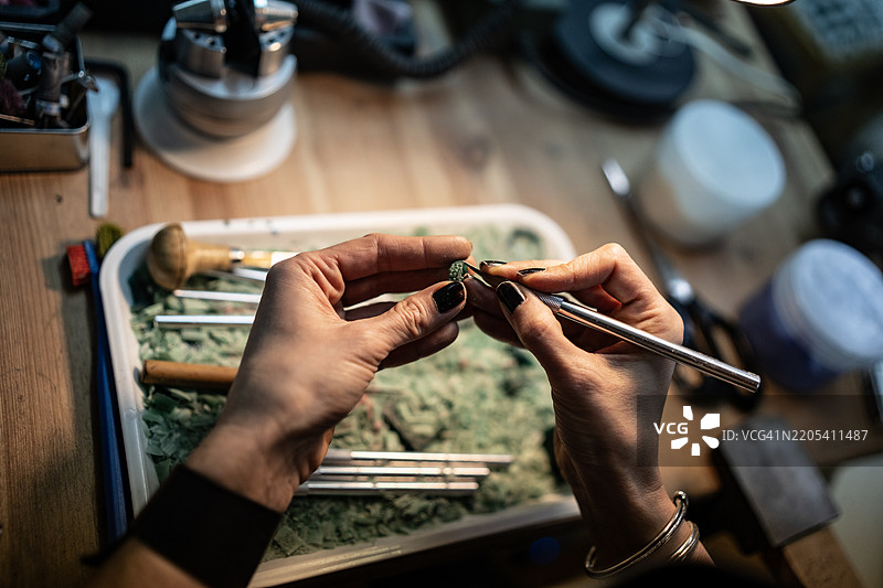 在专用工作室环境中制作珠宝作品图片素材