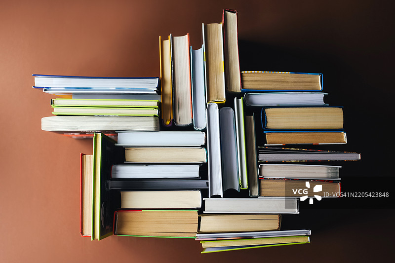 来自许多不同书籍的背景。教育。返校。在线学习。大学。教育。教程。图书馆。图片素材