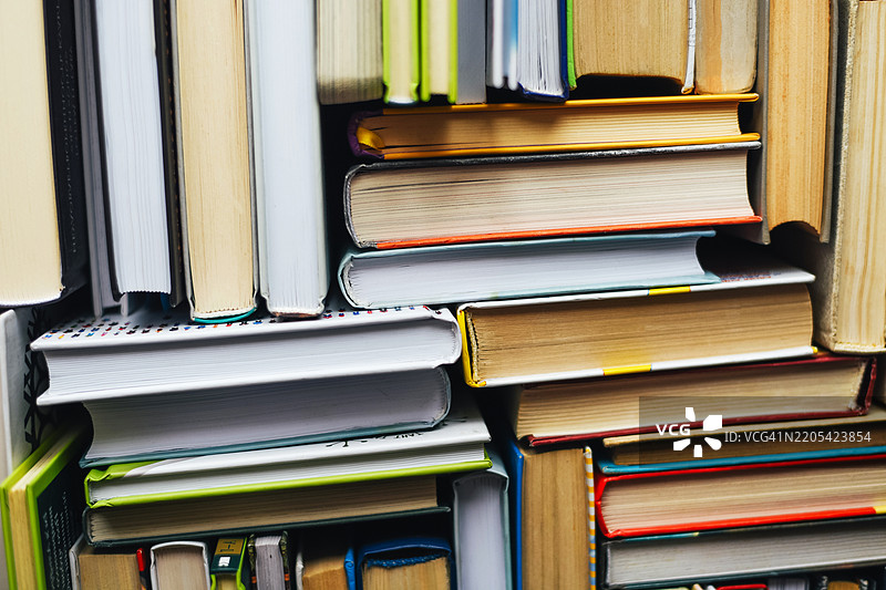 来自许多不同书籍的背景。教育。返校。在线学习。大学。教育。教程。图书馆。图片素材