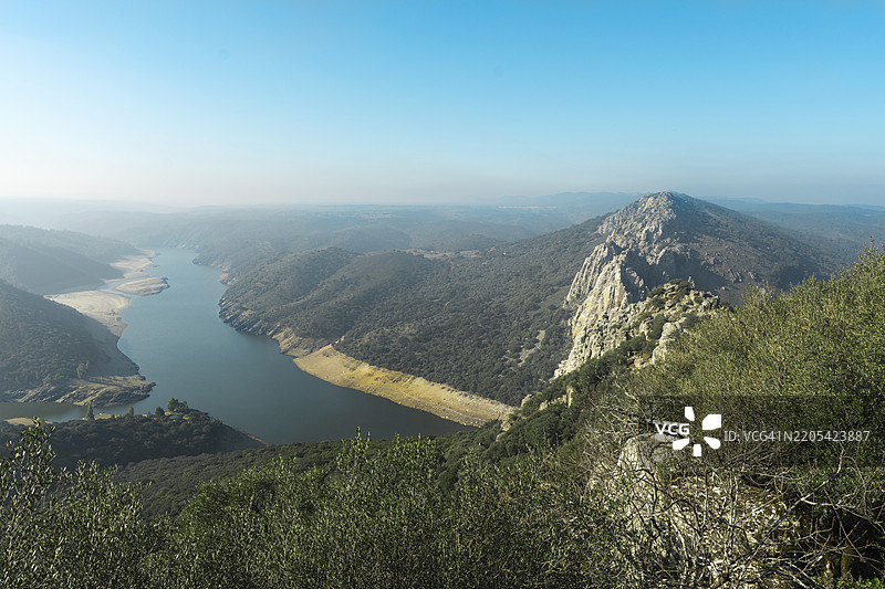 从蒙弗拉格自然公园的蒙弗拉格城堡俯瞰塔霍河（Tagus）景观图片素材