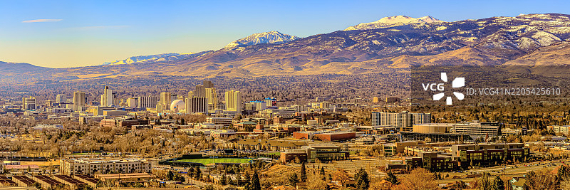 雷诺市日出时的天际线。赌场、高楼大厦，背景是内华达山脉 - 美国内华达州雷诺。图片素材