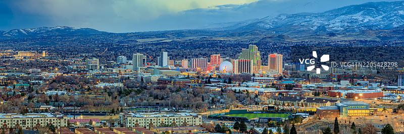 雷诺市天际线在日落时分。赌场、高楼大厦，背景是内华达山脉 - 美国内华达州雷诺。图片素材