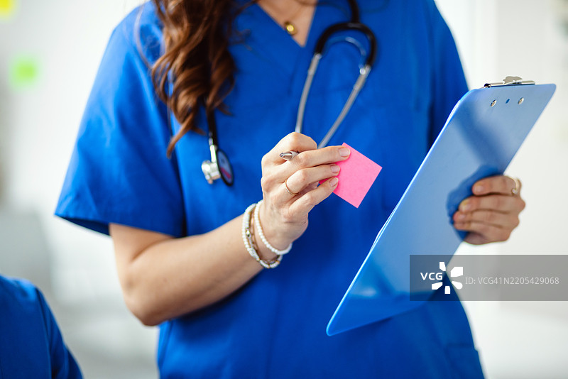 持有便签和夹板的医疗专业人员图片素材