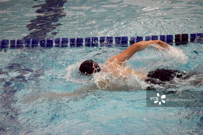 12岁男孩在户外游泳池游泳图片素材