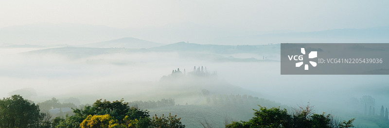 田园诗般的春季托斯卡纳风景在日出时分图片素材