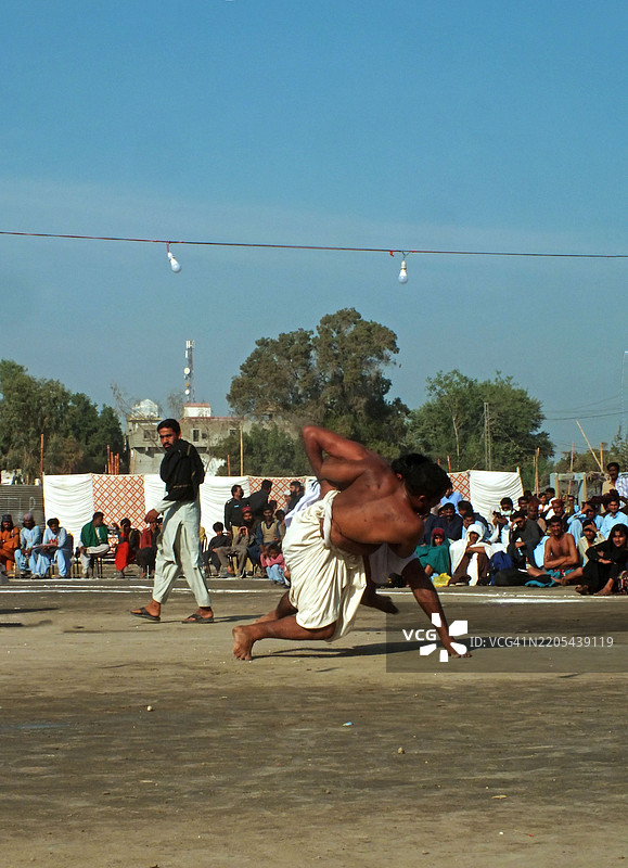 传统摔跤比赛MALAKHRO正在进行中。图片素材