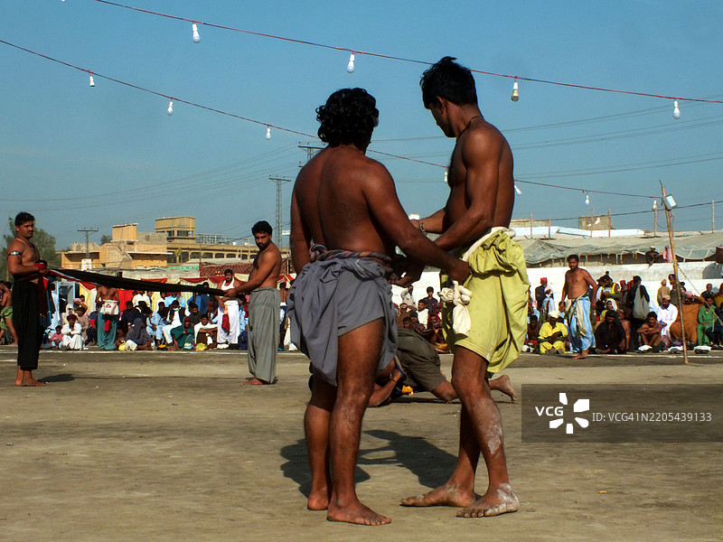 传统摔跤比赛MALAKHRO正在进行中。图片素材