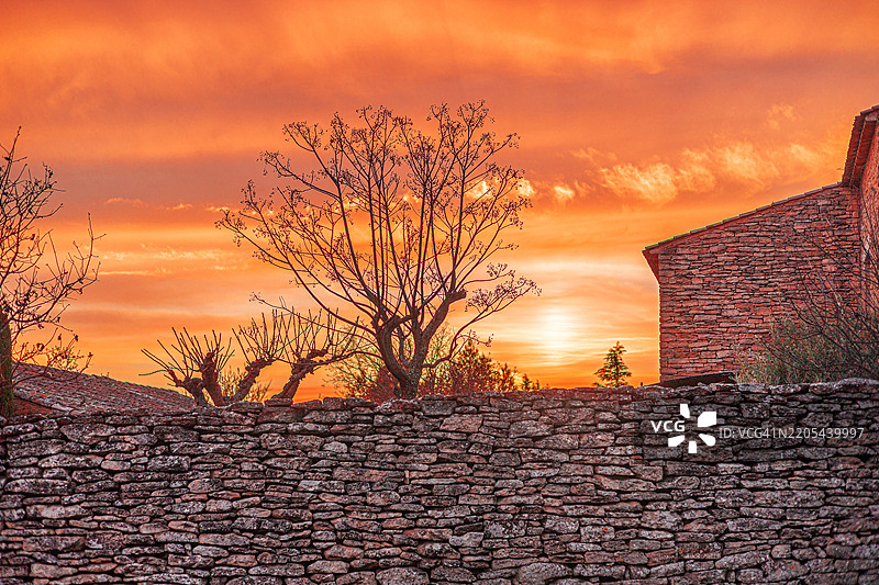 普罗旺斯，法国古老村庄的迷人日落图片素材
