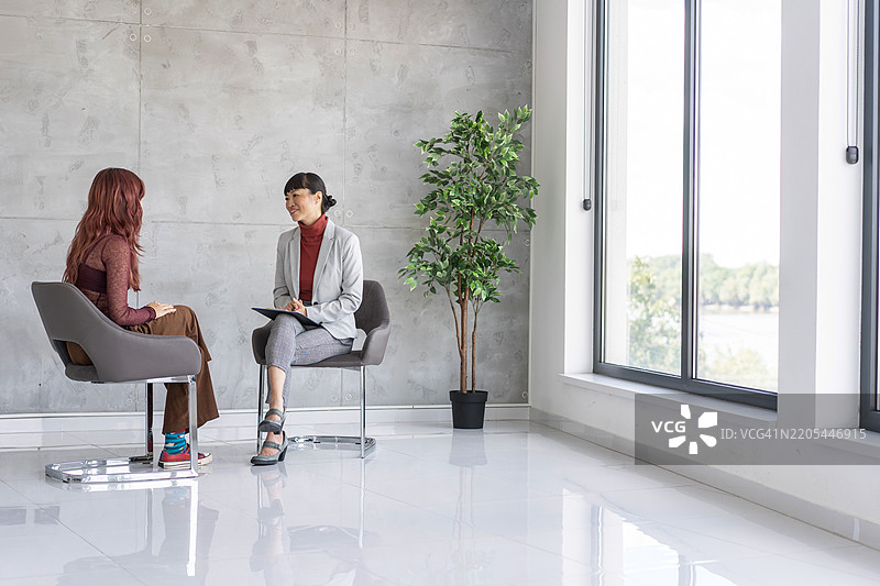 两位女性在办公室进行深入的交谈图片素材