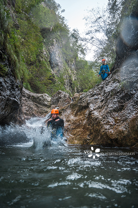 多元化的朋友们在峡谷探险中溅起水花图片素材