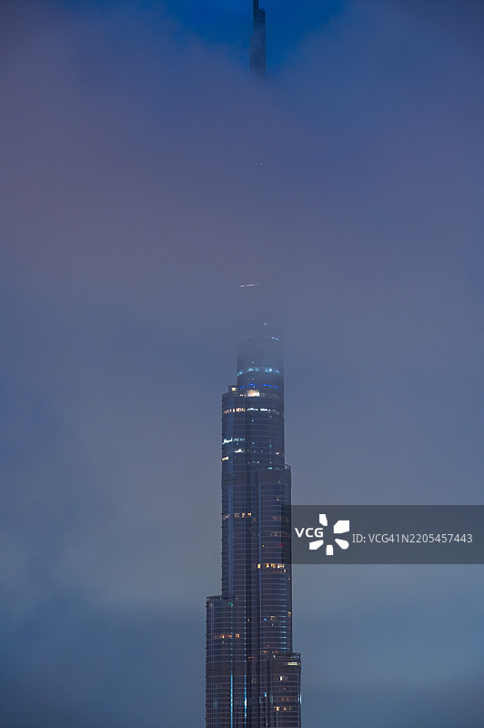 云雾缭绕的迪拜哈利法塔图片素材