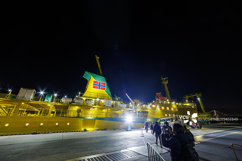 乘客们背对着镜头，正前往橘丸，准备登船。图片素材