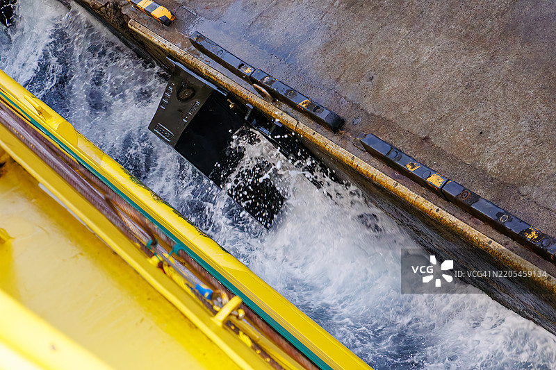 三宅岛港口相对平静。港口工人正在进行停靠作业。三宅岛，黎明时分的三宅岛港口。图片素材