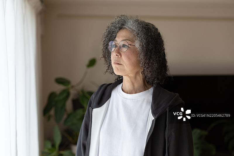 成年女性的肖像。图片素材