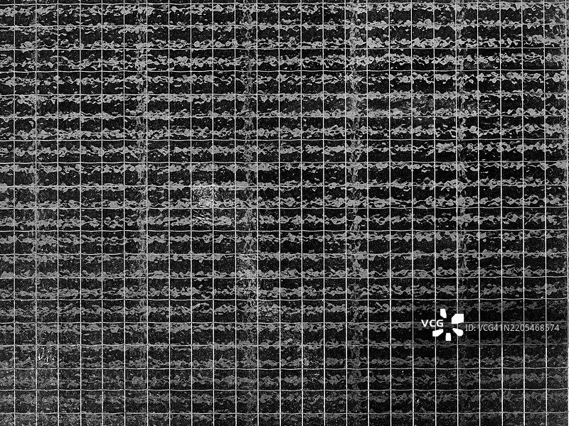 一个透明的背光有线玻璃窗。黑白色。伦敦，英格兰，联合王国。图片素材