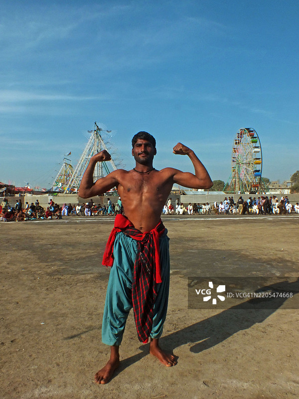 传统摔跤比赛MALAKHRO正在进行中。图片素材