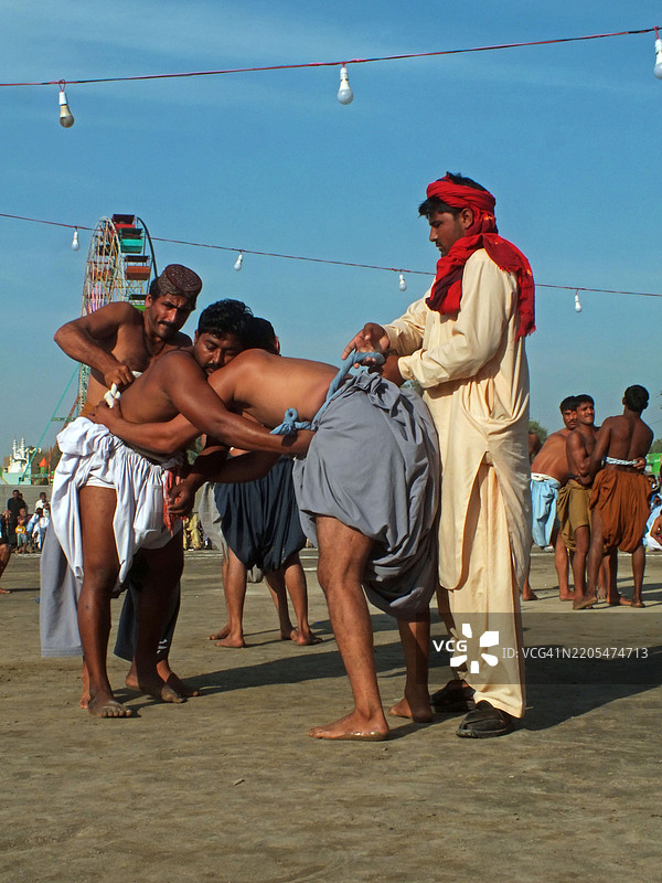 传统摔跤比赛MALAKHRO正在进行中。图片素材