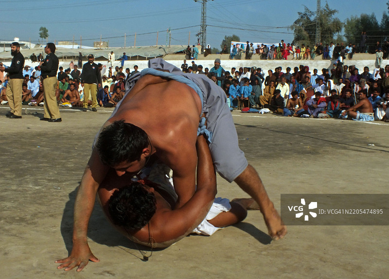 传统摔跤比赛MALAKHRO正在进行中。图片素材