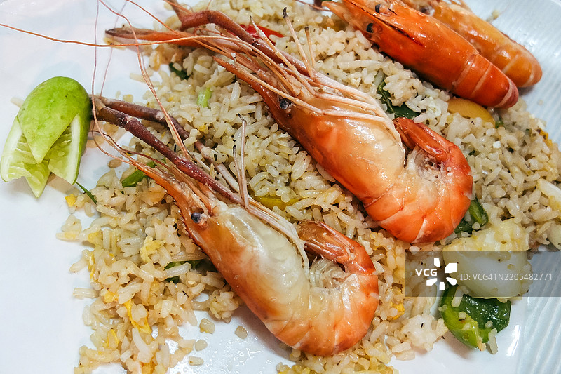 泰式炒饭在泰国曼谷的市场摊位上供应图片素材