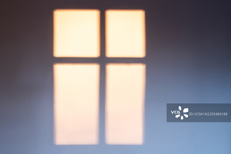 白墙上的窗户阴影图片素材