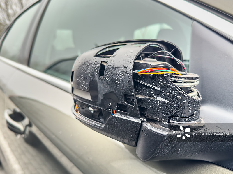 汽车上的损坏后视镜图片素材