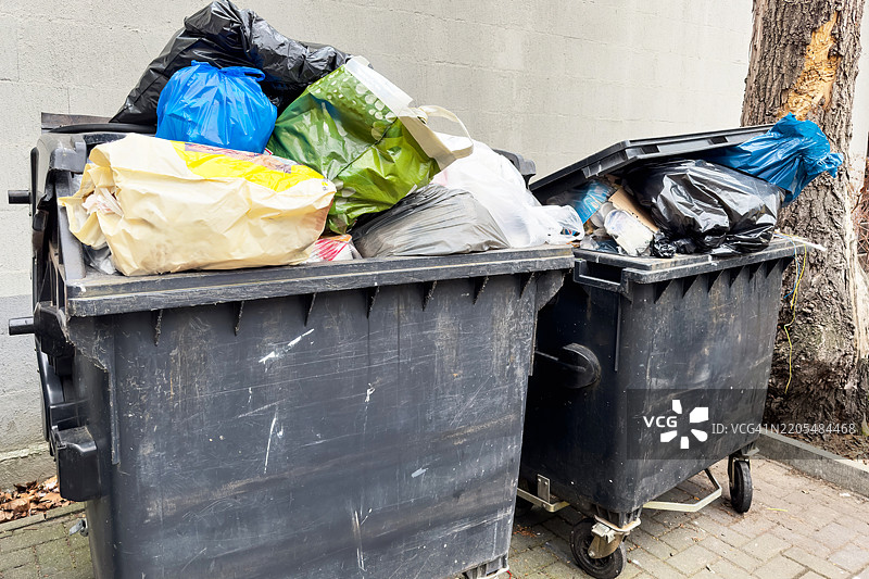 两个装满垃圾的垃圾桶图片素材